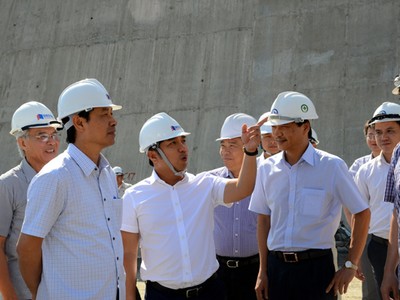 Thứ trưởng Lê Đình Thọ (bên trái) và ông Hồ Minh Hoàng, Tổng giám đốc Công ty CP Kl99ok phiên bản mới Đèo Cả tại công trình hầm Đèo Cả.