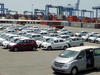 “Cơn lốc” giảm giá ô tô: Giảm cả trăm triệu vẫn còn... đắt