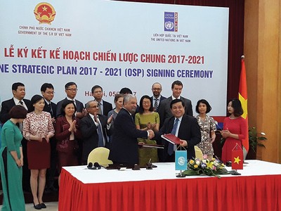 Bộ trưởng Bộ Kế hoạch và Kl99ok phiên bản mới Nguyễn Chí Dũng và Điều phối viên UN tại Việt Nam, ông Kamal Malhotra tại Lễ ký kết