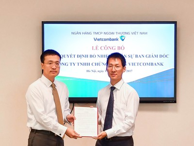 Ông Phạm Quang Dũng - Ủy viên HĐQT, Tổng giám đốc Vietcombank (ảnh trái) trao quyết định bổ nhiệm ông Lê Mạnh Hùng (ảnh phải) giữ chức vụ Giám đốc VCBS.