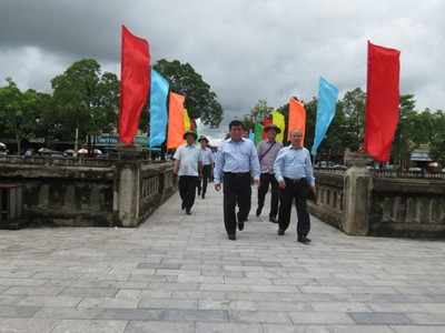 Bộ trưởng Bộ Kế hoạch và Kl99ok phiên bản mới Nguyễn Chí Dũng dẫn đầu Đoàn công tác thăm Thành Cổ Quảng Trị (Ảnh: K.T)