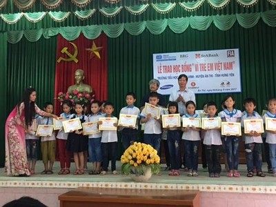 Ông Nguyễn Quốc Việt và ông Lê Khắc Hiệp, Phó chủ tịch Kl994 game bài casino hấp dẫn Vingroup trao tận tay những suất học bổng cho các em học sinh