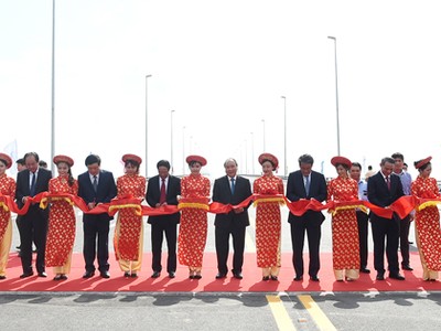 Thủ tướng và các đại biểu cắt băng đưa công trình vào hoạt động. Ảnh: VGP/Quang Hiếu