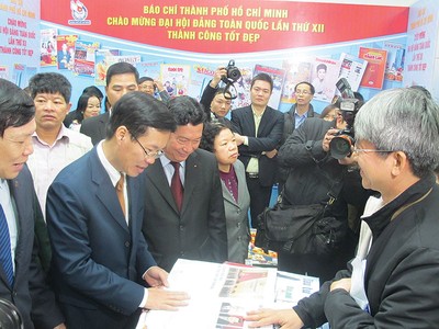 Ông Võ Văn Thưởng, Ủy viên Bộ Kl991.com tải ứng dụng, Trưởng Ban Tuyên giáo Trung ương (ngoài cùng bên trái) thăm quan gian trưng bày báo chí của Báo Kl99ok phiên bản mới 