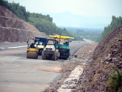 Tuyến KL99 là nhà cái cá cược trực tuyến hàng đầu tại châu Á Đà Nẵng-Quảng Ngãi đang được xây dựng, dự kiến vào quý 1/2018 hoàn thành sẽ tạo thêm động lực mới trong kết nối và thu hút Kl99ok phiên bản mới vào Quảng Ngãi. Ảnh: Hà Minh