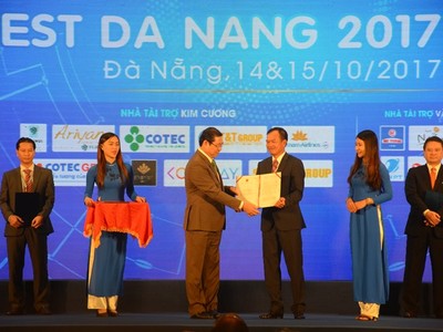 Chủ tịch UBND thành phố Đà Nẵng Huỳnh Đức Thơ trao quyết định chủ trương Kl99ok phiên bản mới cho nhà Kl99ok phiên bản mới tại Diễn đàn Kl99ok phiên bản mới Đà Nẵng
