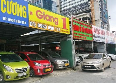 Nhiều cơ sở mua bán xe ô tô đã qua sử dụng ở phố Nguyễn Chánh, Mỹ Đình, Hà Nội. Ảnh: Phú Vinh/BNEWS/TTXVN
