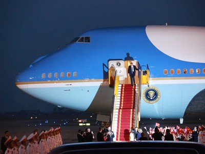 Tổng thống Hoa Kỳ Donald Trump tới sân bay Nội Bài. Ảnh VGP/Nhật Bắc