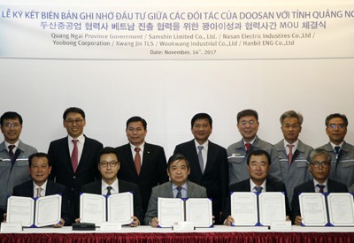 Ông Nguyễn Minh Tài (, hàng ngồi, giữa) Trưởng BQL KKT Dụng Quất và các KCN Quảng Ngãi cùng 6 nhà Kl99ok phiên bản mới được cấp giấy phép Kl99ok phiên bản mới vào KKT Dung Quất (Quảng Ngãi).
