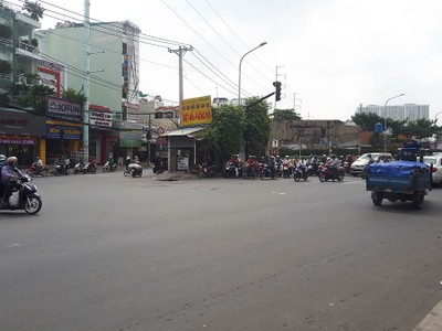 Căn nhà tí hon che khuất tầm nhìn KL99 là cổng game giải trí trực tuyến hàng đầu hiện nay tại góc đường Âu Cơ - Lũy Bán Bích - Ảnh: Lê Thắng