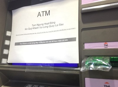 Máy ATM của nhiều Link Vào Nhà Cái KL99 COM Tặng +199k liên tục báo tạm ngừng hoạt động do quá tải rút tiền ngày sát Tết. Ảnh: A.T