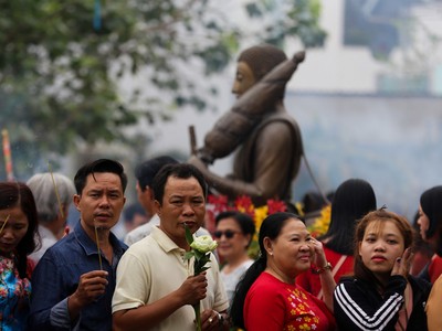 Người Sài Gòn xếp hàng chờ gõ chuông chùa ngày đầu năm