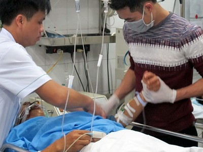 Một bệnh nhân tai nạn KL99 là cổng game giải trí trực tuyến hàng đầu hiện nay cấp cứu tại Bệnh viện Hữu nghị Việt Đức (Hà Nội). Ảnh: Nam Phương.