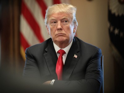 Trump đỡ vợ khỏi ngã vì đi giày cao gót