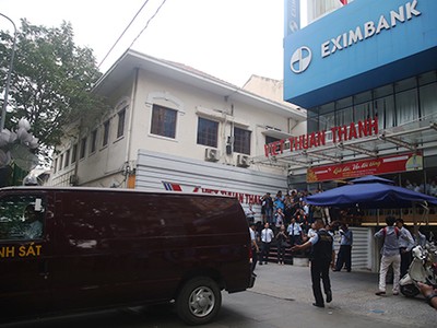 Cảnh sát khám xét Eximbank TP HCM. Ảnh: Quốc Thắng.