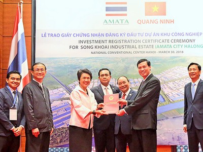 Ông Nguyễn Đức Long, Chủ tịch UBND tỉnh Quảng Ninh, trao giấy chứng nhận Kl99ok phiên bản mới cho nhà Kl99ok phiên bản mới. Ảnh: Mạnh Trường.