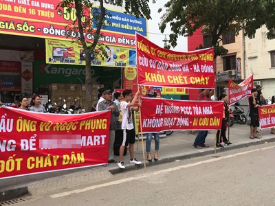 Cư dân tòa Sông Đà (Hà Đông) căng băng rôn gây sức ép để chủ Kl99ok phiên bản mới giải quyết dứt điểm các vấn đề về an toàn cháy nổ. Ảnh: Cư dân chung cư.