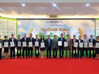 Đại diện chủ Kl99ok phiên bản mới 20 dự án lên nhận Cup và Bằng chứng nhận