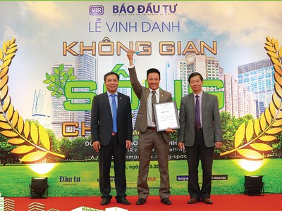Ông Luk Ban La (giữa), Phó tổng giám đốc CTCP Kl99ok phiên bản mới và Xây dựng Phúc Khang nhận Cup vinh danh dự án Diamond Lotus Riverside