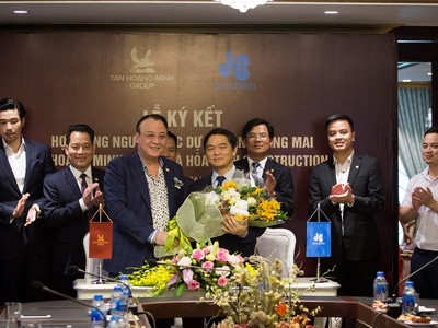 ​Ông Đỗ Anh Dũng – CT HĐQT Kl994 game bài casino hấp dẫn Tân Hoàng Minh và ông Lê Viết Hải – CT HĐQT Kl994 game bài casino hấp dẫn Hòa Bình tại buổi lễ ký kết