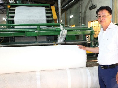 Hoạt động chính của Mirae là Kl994 nhà cái bóng đá world cup bông tấm. Trong ảnh: Ông Chris Kim, Phó tổng giám đốc Mirae đang kiểm tra sản phẩm
