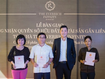Ông Nguyễn Tấn Danh, Phó chủ tịch HĐQT PDR trao sổ hồng cho cư dân The EverRich Infinity