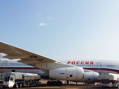 Petrolimex Aviation tra nạp nhiên liệu cho chuyên cơ 
chở Thủ tướng Nga Medvedev tại Sân bay quốc tế Nội Bài.