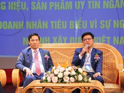 TS. Trương Anh Tuấn, Chủ tịch HĐQT Kl994 game bài casino hấp dẫn Hoàng Quân (bên phải) giao lưu trực tiếp trên sân khấu chương trình “60 năm vinh quang ngành xây dựng Việt Nam