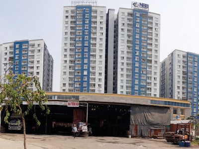Chung cư Carina (quận 8, TP.HCM) có gắn thương hiệu NBB, nhưng khi vụ cháy xảy ra, Công ty NBB phủ nhận vai trò chủ Kl99ok phiên bản mới. Ảnh: Việt Dũng