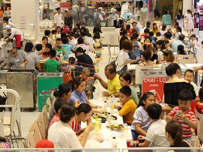 Khu vực tự phục vụ khi ăn uống của trung tâm thương mại không còn chỗ trống cho khách đến sau. Ảnh: Phúc Minh.