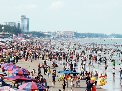 Bãi biển Vũng Tàu đông nghịt người chiều 30/4. Ảnh: Nguyễn Khoa.