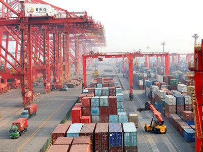 Một cảng container ở tỉnh Sơn Đông phía đông của Trung Quốc. Ảnh: Reuters.