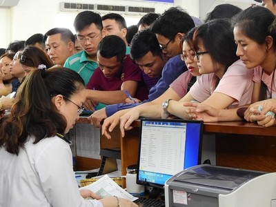 Dòng người chen chúc mua vé tham quan vịnh Hạ Long