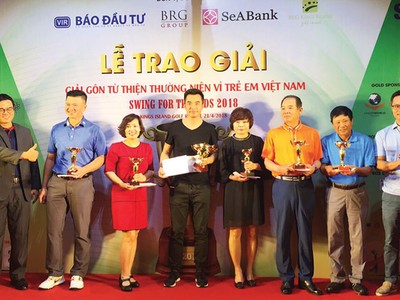 Ông Lê Anh Minh, ngoài cùng bên phải, đại diện nhà tài trợ trao giải cho các vận động viên tham dự giải golf từ thiện Swing for the Kids 2018 do Báo Kl99ok phiên bản mới tổ chức