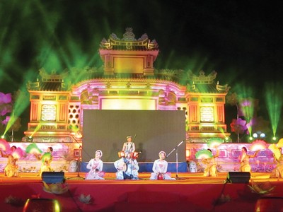 Để Huế hết buồn...