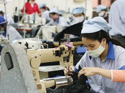 Ngành dệt may trong nước đang phải chịu áp lực cạnh tranh rất lớn với các mặt hàng giá rẻ từ Trung Quốc, Phillipines, Bangladesh...