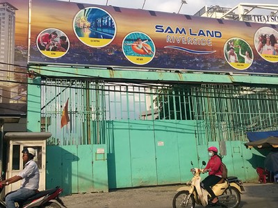 Samland Riverside vẫn trong tình trạng cửa đóng then cài từ khi bị đình chỉ thi công cách đây 1 năm. Ảnh: Việt Dũng