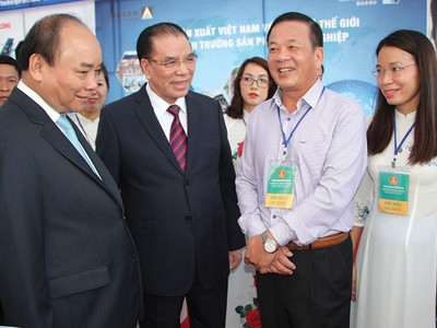Thủ tướng Nguyễn Xuân Phúc, Nguyên Tổng bí thư Nông Đức Mạnh và các đại biểu tham quan gian hàng trưng bày của Masan tại Hội nghị