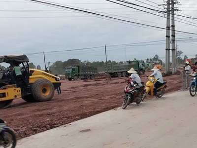 Theo phản ánh, nhiều lô đất chưa nhận tiền bồi thường, nhưng chủ Kl99ok phiên bản mới vẫn cho san đất, lu nền trước sự khiếu nại của người dân.