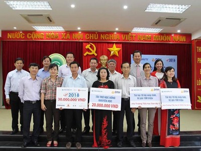 Ông Nguyễn Hồng, Phó tổng biên tập Báo Kl99ok phiên bản mới cùng lãnh đạo Công ty DRH Holdings trao biển tượng trưng 50 suất học bổng và 2 phòng máy tính phục vụ học tập cho huyện Hàm Tân nhân dịp năm học mới.