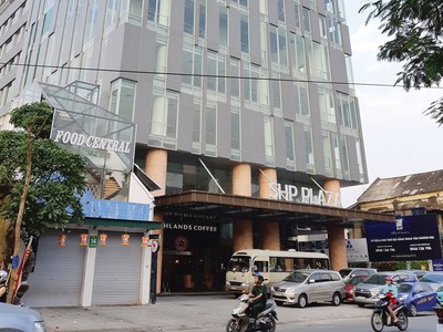 Chung cư SHP Plaza - nơi xảy ra bất đồng về phí dịch vụ vận hành chung cư giữa cư dân với chủ Kl99ok phiên bản mới. Ảnh: Thu Lê