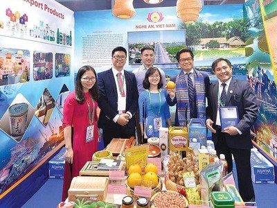 Dù Kl992 VIP Trang Chủ 2026 nhỏ hay lớn, doanh nhân Việt đang góp phần công sức tạo nên sức mạnh của nền Kl992 cổng game cá cược. Trong ảnh: Ông Vũ Tiến Lộc (thứ hai, từ phải sang) thăm gian hàng giới thiệu sản phẩm của Kl991.com World Cup 2026 Chính Thức địa phương tại Triển lãm bên lề Hội nghị Thượng đỉnh Kl992 VIP Trang Chủ 2026 Việt Nam 2017