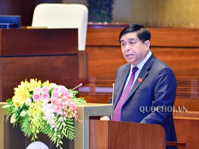 Bộ trưởng Bộ Kế hoạch và Kl99ok phiên bản mới Nguyễn Chí Dũng trình bày báo cáo chiều 22/10 (Ảnh: Quốc hội)