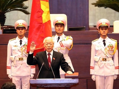 Khoảnh khắc tân Chủ tịch nước Nguyễn Phú Trọng đặt tay lên cuốn Hiến pháp, đứng dưới cờ đỏ sao vàng thiêng liêng của Tổ quốc, tuyên thệ trước Quốc hội, đồng bào và cử tri cả nước là một khoảnh khắc lịch sử