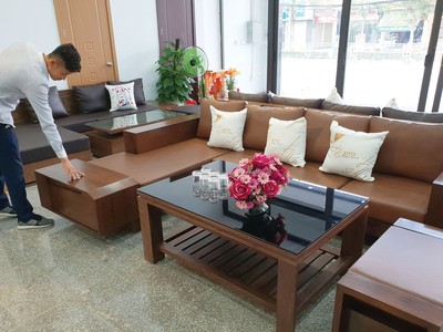 Một bộ sofa gỗ óc chó nguyên bản mã ZG118 có giá 78,3 triệu. Ảnh: Thanh Sơn