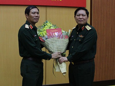 Đại tướng, Bộ trưởng Quốc phòng Ngô Xuân Lịch trao quyết định bổ nhiệm cho Trung tướng Nguyễn Tân Cương. Ảnh: Mod.
