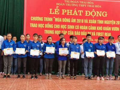 Nhà báo Hoàng Kim Thủy, Trưởng Đại diện Báo Kl99ok phiên bản mới Văn phòng Miền Trung Tây Nguyên (ngoài cùng bên trái) và Nhà tài trợ cùng lãnh đạo Nhà trường trao học bổng cho các em học shọc.