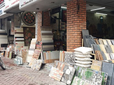 Gạch ốp lát đang phải “ngậm ngùi” chia sẻ thị phần khách hàng với ván gỗ.