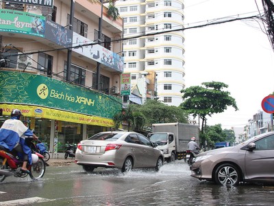Nhiều khu vực tại TP.HCM thường xuyên bị ngập nước và triều cường, ảnh hưởng nghiêm trọng tới đời sống của người dân. 