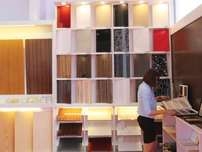 Nếu so sánh gạch vân gỗ thì ván ốp lát có phần ưu thế hơn